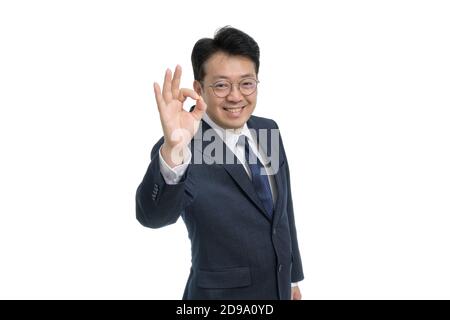 Weißer Hintergrund und Gesten eines asiatischen Geschäftsmannes mittleren Alters. Stockfoto