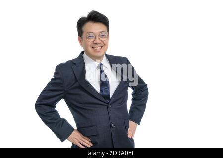 Weißer Hintergrund und Gesten eines asiatischen Geschäftsmannes mittleren Alters. Stockfoto