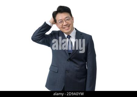 Weißer Hintergrund und Gesten eines asiatischen Geschäftsmannes mittleren Alters. Stockfoto