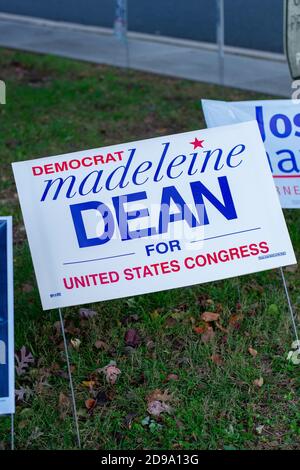 3. November 2020 - Elkins Park, Pennsylvania: Ein Madeleine Dean Schild an einer Polling Station am Wahltag in Elkins Park Pennsylvania Stockfoto