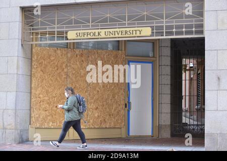 Boston, Massachusetts, USA. November 2020. Unternehmen und Institutionen Board Up Fenster und Türen auf Präsidentschafts-Wahltag Kredit: Kenneth Martin/ZUMA Wire/Alamy Live News Stockfoto