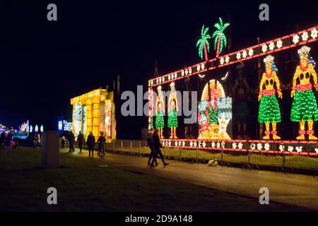 Letzte Nächte der Blackpool Illuminations vor der 2. Nationalen Sperre November 2020. Viele Leute, die noch einmal die Lichter sehen. Covid-19 Großbritannien Stockfoto