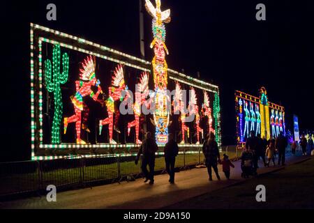 Letzte Nächte der Blackpool Illuminations vor der 2. Nationalen Sperre November 2020. Viele Leute, die noch einmal die Lichter sehen. Covid-19 Großbritannien Stockfoto