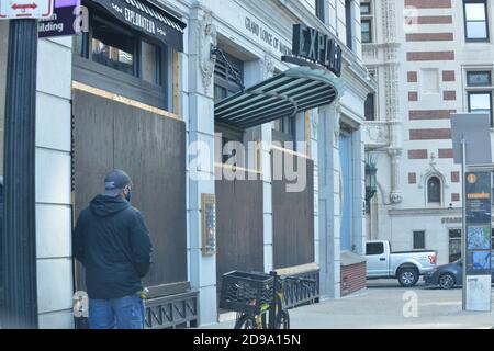 Boston, Massachusetts, USA. November 2020. Unternehmen und Institutionen Board Up Fenster und Türen auf Präsidentschafts-Wahltag Kredit: Kenneth Martin/ZUMA Wire/Alamy Live News Stockfoto