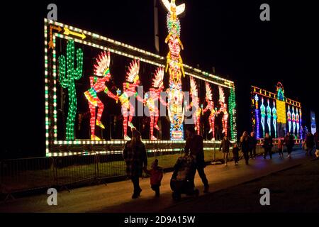 Letzte Nächte der Blackpool Illuminations vor der 2. Nationalen Sperre November 2020. Viele Leute, die noch einmal die Lichter sehen. Covid-19 Großbritannien Stockfoto