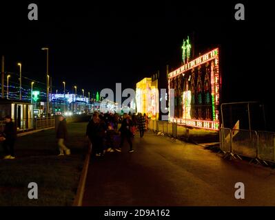 Letzte Nächte der Blackpool Illuminations vor der 2. Nationalen Sperre November 2020. Viele Leute, die noch einmal die Lichter sehen. Covid-19 Großbritannien Stockfoto