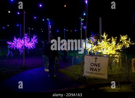 Letzte Nächte der Blackpool Illuminations vor der 2. Nationalen Sperre November 2020. Viele Leute, die noch einmal die Lichter sehen. Covid-19 Großbritannien Stockfoto