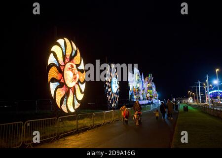 Letzte Nächte der Blackpool Illuminations vor der 2. Nationalen Sperre November 2020. Viele Leute, die noch einmal die Lichter sehen. Covid-19 Großbritannien Stockfoto