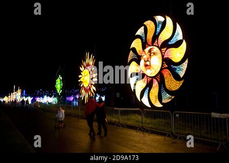 Letzte Nächte der Blackpool Illuminations vor der 2. Nationalen Sperre November 2020. Viele Leute, die noch einmal die Lichter sehen. Covid-19 Großbritannien Stockfoto