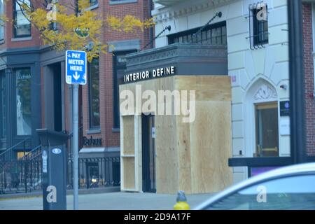 Boston, Massachusetts, USA. November 2020. Unternehmen und Institutionen Board Up Fenster und Türen auf Präsidentschafts-Wahltag Kredit: Kenneth Martin/ZUMA Wire/Alamy Live News Stockfoto