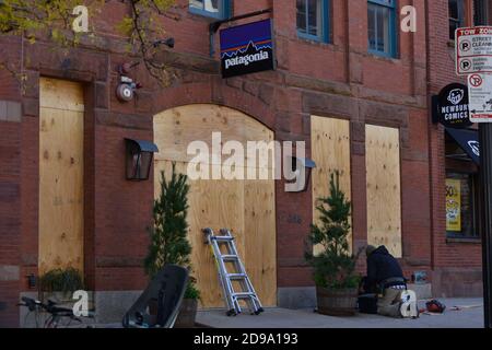 Boston, Massachusetts, USA. November 2020. Unternehmen und Institutionen Board Up Fenster und Türen auf Präsidentschafts-Wahltag Kredit: Kenneth Martin/ZUMA Wire/Alamy Live News Stockfoto