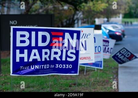 3. November 2020 - Elkins Park, Pennsylvania: Ein Biden Harris-Schild an einer Polling Station in Elkins Park, Pennsylvania Stockfoto