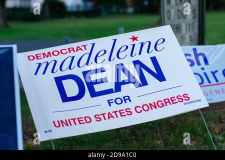 3. November 2020 - Elkins Park, Pennsylvania: Ein Madeleine Dean Schild an einer Polling Station am Wahltag in Elkins Park Pennsylvania Stockfoto