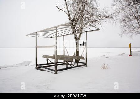 Schneebedeckte Häuser in Prudenville in der Nähe des wunderschönen Lake Michigan im Winter Stockfoto