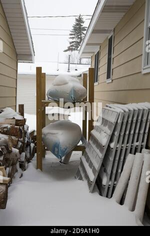 Schneebedeckte Häuser in Prudenville in der Nähe des wunderschönen Lake Michigan im Winter Stockfoto