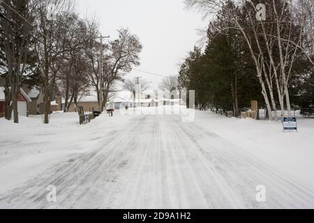 Schneebedeckte Häuser in Prudenville in der Nähe des wunderschönen Lake Michigan im Winter Stockfoto
