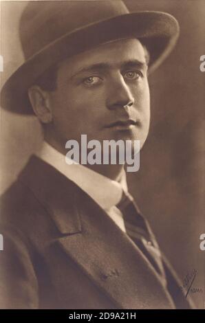 1920 ca , ITALIEN : der italienische Stummfilmschauspieler TULLIO CARMINATI ( 1894 - 1971 ). Foto von BETTINI , Roma . Carminati war ein italienischer Schauspieler, der für seine Rollen in "der Kardinal", "eine Nacht der Liebe" und "El Cid" berühmt war. In Spanien änderte er seinen Namen in Fernando Aguirre. Er trat auch in dem Film "Roman Holiday" mit Audrey Hepburn - Krawatte - Cravatta - Portrait - ritratto - Kragen - colletto - STUMMFILM - KINO MUTO ITALIANO - Krawatte - Cravatta - cappello - Hut - Mode © Archivio GBB / Stockfoto