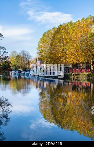 Narrowboat auf der themse bei St. Helens Wharf bei Sonnenaufgang im Herbst. Abingdon on Thames, Oxfordshire, England Stockfoto