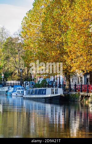 Narrowboat auf der themse bei St. Helens Wharf bei Sonnenaufgang im Herbst. Abingdon on Thames, Oxfordshire, England Stockfoto