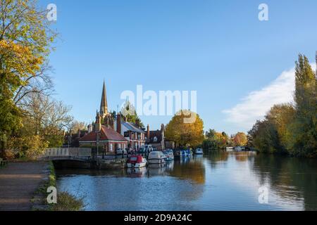 St. Helens Kirche und Kai bei Sonnenaufgang im Herbst. Abingdon on Thames, Oxfordshire, England Stockfoto
