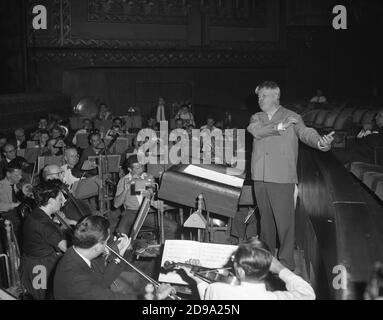 1959 , CHICAGO , USA : der renommierte italienische Musikdirigent GIANANDREA GAVAZZENI ( 1909 - 1996 ) und das Orchester Proben Giuseppe Verdi ' Simon Boccanegra ' in Chicago's Opera House, 22. Oktober 1959 . Gianandrea Gavazzeni (25. Juli 1909 - 5. Februar 1996) war ein italienischer Pianist, Dirigent (vor allem der Oper), Komponist und Musikwissenschaftler. Gavazzeni wurde in Bergamo geboren. Fast 50 Jahre lang, ab 1948, war er Chefdirigent an der Mailänder Scala, 1966-68 dessen Musik- und Künstlerischer Leiter. Er hatte seine Metropolitan Opera Debüt am 11. Oktober 1976. Er leitete acht Perfo Stockfoto