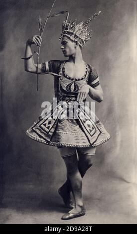 1912, 13 Mai, Paris, Frankreich: Der russische revolutianary Tänzer und Choreograf VASLAV NIJINSKY ( 1888 - 1950 ) in der ersten Ausgabe von DIEU BLEU von französisch Musikkomponist Reynaldo Hahn , Von einem Theaterstück von JEAN COCTEAU und Frederick de Madrazo zum Theater du Chatelet, Koreographie von Michel Fokine, Kostüm vom Designer LEON BAKST. Foto von Walery , Paris - BALLETS RUSSES von DIAGHILEV - DIAGILEV - Vaclav Fomic Nizinskij - Vaslav Fomich Nijinsky Nijinski oder Nijinskij - Sergej Djagilev - TANZ - DANZA - COREOGRAFO - KOREOGRAPHIE - COREOGRAFIA - NIJINSKY - NIJINSKI ---- ARCHIVIO GBB Stockfoto