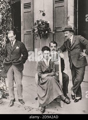 1915 , Lausanne , Schweiz : der russische Musikkomponist IGOR STRAWINSKY ( 1882 - 1971 ) mit RUZHENA KHVOSHCHINSKAIA ( die Frau des russischen Attache' an der russischen Botschaft in Rom , Italien), SERGEI DIAGHILEV und dem Maler Leon BAKST . Besonders gefeiert für seine kühnen Ballette der frühen 1910 FIREBIRD ( L'uccello di fuoco ), PETROUCHKA ( Petruska ) und DEN RITUS DER QUELLEN ( La Saga della primavera ) , Er komponierte eine Vielzahl innovativer Werke, die ihn zu einem der wichtigsten Trendsetter des 20. Jahrhunderts machten - BALLETS RUSSES - Diagilev - Diagjlev - COMPOSITORE - OPERA LIRICA - CL Stockfoto