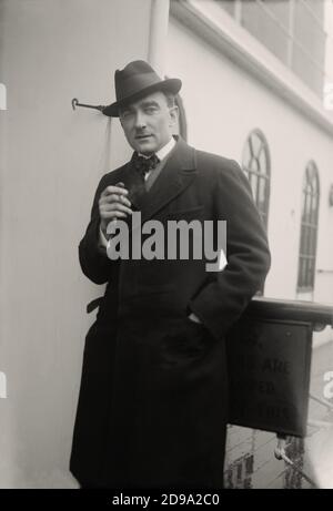 1922 , 13 märz , New York , USA : die polnische Musik Operndirektor , Komponist und Schriftsteller KAROL SZYMANOWSKI ( Tymoszowska , Ukraine 1882 - Lausanne 1937 ) Ankunft in den USA mit der transatlantischen Marine - MUSICA CLASSICA - COMPOSITORE - KLASSIK - Schiff - TRANSATLANTICO - SCRITTORE - LETTERATO - LETTERATURA - LITERATUR - ritratto - Kragen - colletto - Krawatte Bogen - cravatta - papillon - Homosexuell - Homosexualität - omosessualità - LGBT - Omossuale - Hut - cappello - Cappotto - Mantel - Sigaretta - Zigarette - Fumatore - Raucher - Fumo - Rauch - POLONIA - GESCHICHTE - Szymanowsky - Carol ---- Stockfoto