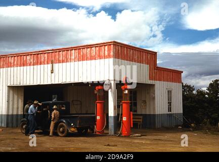 1940 , oktober , New Mexico , USA : Tankstelle und Garage in Pie Town, New Mexico . Foto von american Russell LEE ( geboren 1903 ) Für die UniRed angegeben US Office of war Information - Fotograf .- VEREINIGTE STAATEN - FOTO STORICHE - GESCHICHTE - GEOGRAFIA - GEOGRAPHIE - AGRICOLTURA - AGRICOLTORI - ALLEVATORI di BOVINI - ALLEVAMENTO BOVINO - KUH - Cowboy - CONTADINI - Rinder - Rodeos - ANNI QUARANTA - 1940er Jahre - 40er Jahre - '40 - campagna - Land - DISTRIBUTORE POMPE DI BENZINA - carburante - OFFICINA RIPARAZIONE MECCANICA - AUTOMOBIL - AUTO - Auto - furgone - Camion - VERTREIBER VON GASPUMPEN - Stockfoto