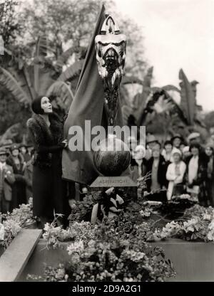 1930, 5 Mai, HOLLYWOOD, USA: Die Schauspielerin DOLORES DEL RIO im De Longpre Park in Hollywood bei der Enthüllung des italienischen Stummfilmschauspielers Rudolph Valentino ( 1895 - 1926 ) Gedenkstatut ' Aspiration '. Die Statue wurde von Valentino Bewunderern aus der ganzen Welt in Auftrag gegeben. Am 5. Mai 1930 (Valentino 35. Geburtstag) zog die Schauspielerin Dolores del Rio um zwölf Uhr im De Longpre Park einen Samtvorhang zurück, um die Bronzefigur eines Mannes mit aufgestelltem Gesicht zu zeigen. Die Statue mit dem Titel „Aspiration“ wurde vom Bildhauer Roger Noble Burham entworfen und mit Beiträgen von bezahlt Stockfoto