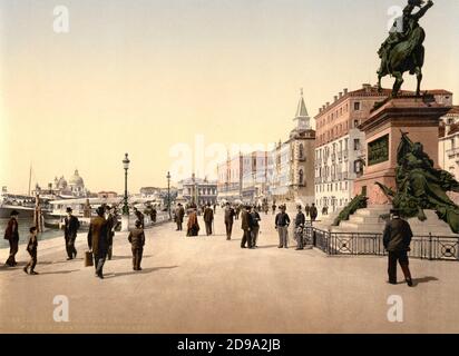 Ca. 1895 , VENEDIG , ITALIEN : das Denkmal für König VITTORIO EMANUELE II di SAVOIA , Riva degli SCHIAVONI . Phocrom Druckfarben Herausgegeben von Detroit Publishing Co. - VENEDIG - VENETIEN - ITALIA - FOTO STORICHE - GESCHICHTE - GEOGRAFIA - GEOGRAPHIE - ARCHITETTURA - ARCHITEKTUR - - monumento - statua - Statue - KÜNSTE - ARTE ---- Archivio GBB Stockfoto