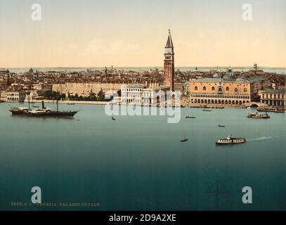 Ca. 1895 , VENEDIG , ITALIEN : Campanile di San Marco , PALAZZO DUCALE und Piazzetta di San Marco . Blick vom Turm der Chiesa di San Giorgio . Photochrom Druckfarben herausgegeben von Detroit Publishing Co. - VENEDIG - VENETIEN - ITALIA - FOTO STORICHE - GESCHICHTE - GEOGRAFIA - GEOGRAPHIE - ARCHITETTURA - ARCHITEKTUR - - KUNST - ARTE - OTTOCENTO - 800 's - '800 - VENETIEN - porto - Mare - Meer - GONDEL - GONDEL - Vaporetto - traghetto - Schiff - Boot ---- Archivio GBB Stockfoto