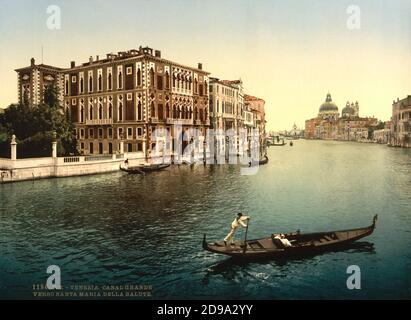 Ca. 1895 , VENEDIG , ITALIEN : GRAN CANAL von der Ponte dell' Accademia ( CANAL GRANDE ), PALAZZO CAVALLI FRANCHETTI , Chiesa Santa Maria della Salute , Palazzo Venier dei Leoni (heute GUGGENHEIM ) . Photochrom Druckfarben herausgegeben von Detroit Publishing Co. - VENEDIG - VENETIEN - ITALIA - FOTO STORICHE - GESCHICHTE - GEOGRAFIA - GEOGRAPHIE - ARCHITETTURA - ARCHITEKTUR - - KUNST - ARTE - OTTOCENTO - 800 's - '800 - VENETIEN - traghetto - traghetti - GONDEL ---- Archivio GBB Stockfoto