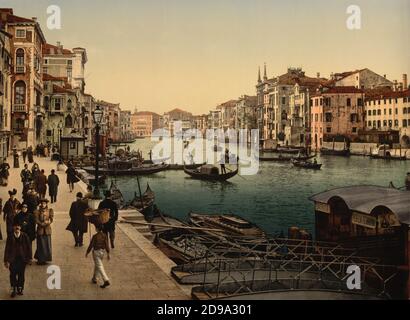 Ca. 1895 , VENEDIG , ITALIEN : GRAN CANAL ( CANAL GRANDE ) in der Nähe von Ponte di Rialto ( rechts im Hintergrund PALAZZO COCCINA PAPADOPOLI ) . Photochrom Druckfarben herausgegeben von Detroit Publishing Co. - VENEDIG - VENETIEN - ITALIA - FOTO STORICHE - GESCHICHTE - GEOGRAFIA - GEOGRAPHIE - ARCHITETTURA - ARCHITEKTUR - - KUNST - ARTE - OTTOCENTO - 800 's - '800 - VENETIEN - Mare - Meer - GONDEL - BELLE EPOQUE ---- Archivio GBB Stockfoto