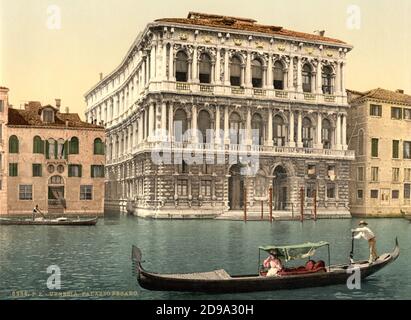 Ca. 1895 , VENEDIG , ITALIEN : GRAN CANAL ( CANAL GRANDE ) , IN DER MITTE PALAZZO DI CA' PESARO . Photochrom Druckfarben herausgegeben von Detroit Publishing Co. - VENEDIG - VENETIEN - ITALIA - FOTO STORICHE - GESCHICHTE - GEOGRAFIA - GEOGRAPHIE - ARCHITETTURA - ARCHITEKTUR - - KUNST - ARTE - OTTOCENTO - 800 's - '800 - VENETIEN - BELLE EPOQUE - Gondel - Gondoliere ---- Archivio GBB Stockfoto