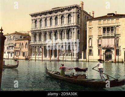 Ca. 1895 , VENEDIG , ITALIEN : GRAN CANAL ( CANAL GRANDE ) , IN DER MITTE PALAZZO DI CA' REZZONICO . Photochrom Druckfarben herausgegeben von Detroit Publishing Co. - VENEDIG - VENETIEN - ITALIA - FOTO STORICHE - GESCHICHTE - GEOGRAFIA - GEOGRAPHIE - ARCHITETTURA - ARCHITEKTUR - - KUNST - ARTE - OTTOCENTO - 800 's - '800 - VENETIEN - BELLE EPOQUE - Gondel - Gondoliere ---- Archivio GBB Stockfoto