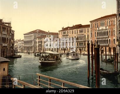 Ca. 1895 , VENEDIG , ITALIEN : GRAN CANAL ( CANAL GRANDE ) MIT PALAZZO FOSCARI UND PALAZZO REZZONICO . Photochrom Druckfarben herausgegeben von Detroit Publishing Co. - VENEDIG - VENETIEN - ITALIA - FOTO STORICHE - GESCHICHTE - GEOGRAFIA - GEOGRAPHIE - ARCHITETTURA - ARCHITEKTUR - - KUNST - ARTE - OTTOCENTO - 800 's - '800 - VENETIEN - traghetto - Vaporetto - GONDEL ---- Archivio GBB Stockfoto