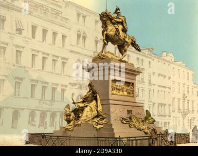 Ca. 1895 , VENEDIG , ITALIEN : das Denkmal für König VITTORIO EMANUELE II di SAVOIA , Riva degli SCHIAVONI . Phocrom Druckfarben Herausgegeben von Detroit Publishing Co. - VENEDIG - VENETIEN - ITALIA - FOTO STORICHE - GESCHICHTE - GEOGRAFIA - GEOGRAPHIE - ARCHITETTURA - ARCHITEKTUR - - monumento - statua - Statue - KÜNSTE - ARTE ---- Archivio GBB Stockfoto