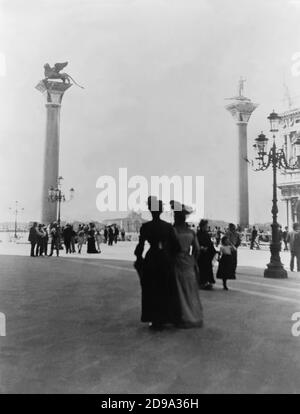 1902 , 12 aiugust , VENEDIG , ITALIEN : die Piazzetta di San Marco und die Spalten . Menschen, die in der Nähe der Säulen des heiligen Marco und des heiligen Todaro, den Schutzheiligen der Stadt Venedig, spazieren. Foto von einem Reisenden aus den USA Familie Harvey W. Wiley - St. Mark - VENEDIG - VENETIEN - ITALIA - FOTO STORICHE - GESCHICHTE - GEOGRAFIA - GEOGRAPHIE - ARCHITETTURA - ARCHITEKTUR - - KUNST - ARTE - OTTOCENTO - 800 'S - '800 - VENETIEN - BELLE EPOQUE ---- ARCHIVIO GBB Stockfoto