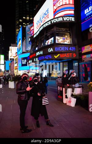 New York, NY, USA. November 2020. New York City erwartet die Ergebnisse der Präsidentschaftswahlen, da die Umfragen in einigen Staaten schließen. Das ABC News Studio in Times Square kündigt vorläufige Wahlergebnisse an, wenn Massen ankommen. Kredit: Ed Lefkowicz/Alamy Live Nachrichten Stockfoto