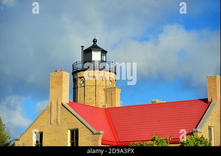 Mackinaw City, Michigan, USA. Der Old Mackinac Point Lighthouse markiert die Kreuzung von Lake Michigan und Lake Huron. Stockfoto