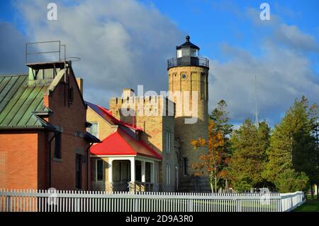 Mackinaw City, Michigan, USA. Der Old Mackinac Point Lighthouse markiert die Kreuzung von Lake Michigan und Lake Huron. Stockfoto