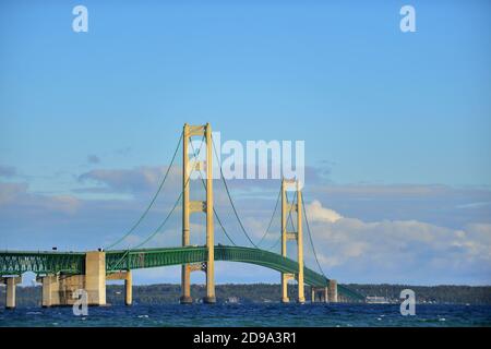 Mackinaw City, Michigan, USA. Die Mackinac-Brücke über die Straße von Mackinac. Stockfoto