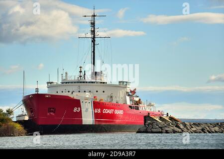 Mackinaw City, Michigan, USA. Ein Kutter der US-Küstenwache wurde im Hafen von Mackinaw City, Michigan, festgebunden. Stockfoto