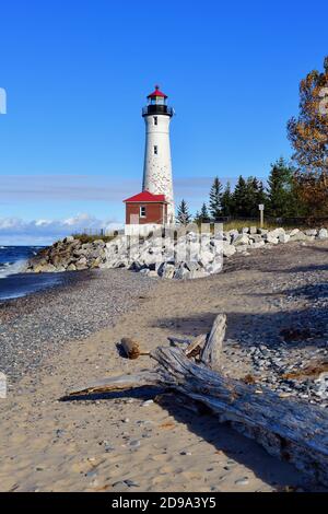 Paradise, Michigan, USA. Das Crisp Point Light war eine von fünf lebensrettenden US-Tankstellen entlang der zerklüfteten und abgelegenen Küste des Lake Superior. Stockfoto