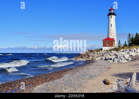 Paradise, Michigan, USA. Das Crisp Point Light war eine von fünf lebensrettenden US-Tankstellen entlang der zerklüfteten und abgelegenen Küste des Lake Superior. Stockfoto