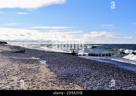 Paradise, Michigan, USA. Wellen und wirbelndes Wasser bewegen sich unerbittlich zu einer felsigen Küste des Lake Superior am Crisp Point auf der Upper Peninsula. Stockfoto