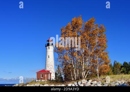 Paradise, Michigan, USA. Das Crisp Point Light war eine von fünf lebensrettenden US-Tankstellen entlang der zerklüfteten und abgelegenen Küste des Lake Superior. Stockfoto