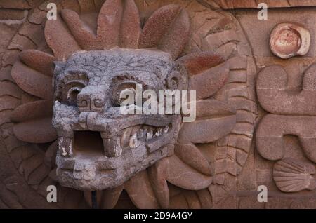 Nahaufnahme eines quetzalcoatl-Kopfes in teotihuacan Stockfoto