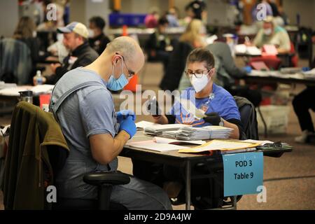 Milwaukee, Wisconsin, USA. November 2020. Abwesenheitswahlabstimmungen und vorzeitige Stimmabstimmungen werden sortiert und gezählt in Central Count Anlage bei 501 W. Michigan Street am Dienstag. Quelle: Pat A. Robinson/ZUMA Wire/Alamy Live News Stockfoto